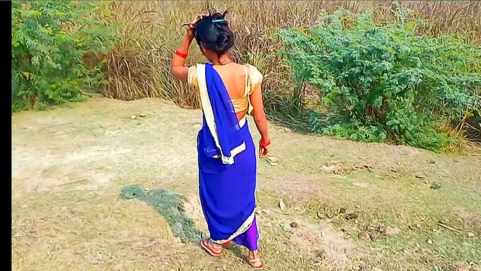 Une Femme Indienne Aux Gros Seins Profite De Sexe En Plein Air À Khet