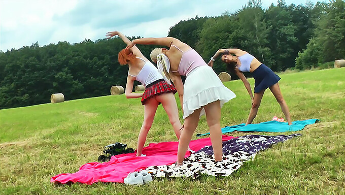 Divertimento In Yoga E All'Aperto Con Una Studentessa In Uniforme Da Scolaretta