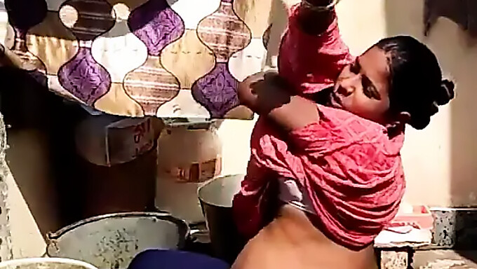 Gadis Kampung India Mandi Di Luar Ruangan Hebat