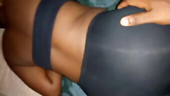 Adik Tiri India Berbokong Besar Memakai Seragamnya Dalam Video Porno Buatan Sendiri