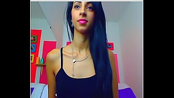 Un Model Frumos De Webcam Ia Un Dildo Anal La Maxim