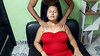 એક કલાપ્રેમી Milf વિષયાસક્ત મસાજ મેળવે છે અને તેના સ્પર્શનો પ્રતિકાર કરી શકતી નથી.