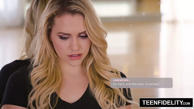 Mia Malkova ได้รับความสนใจจากนายธนาคารในวิดีโอโป๊ฮาร์ดคอร์