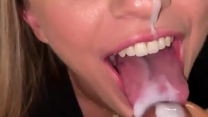 Pov Amateur Tiener Geeft Een Sensuele Blowjob