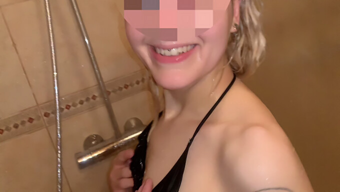 Teenager (18+) Gode Di Gola Profonda E Sesso Anale Sotto La Doccia