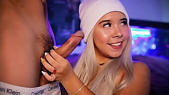 Colombiansk Babe Med Et Nydelig Ansikt Har Vill Sex Og Gir Muntlig Nytelse På Webkamera