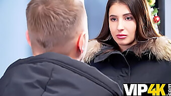 Monica Wet Har Grov Sex Med En Vedholdende Inkassator I En Hd-Video.