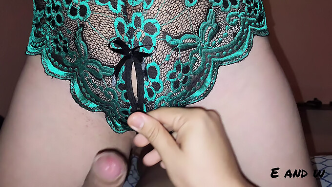 Remaja (18+) Dalam Lingerie Mendapat Sesi Solekan