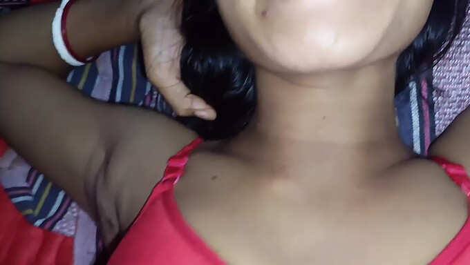 La Chica India De 18 Años Tiene Su Coño Apretado Lleno De Un Creampie