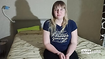 Erstes Mal Selbstgemachtes Video Einer Schüchternen Hausfrau Mit Natürlichen Großen Titten