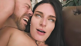 Seksi Esmer Leanne Lace, Bu Sıcak Videoda Erik Everhard Tarafından Sikişiyor