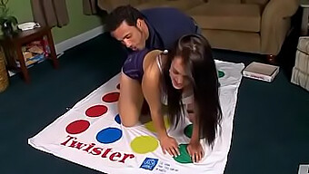 Yaz Se Divierte Jugando Al Twister En Este Vídeo Caliente