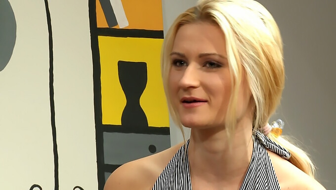 Schüchterne Blondine Bekommt Ihre Erste Casting Couch Erfahrung