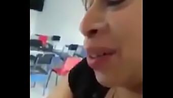 Seorang Guru Milf Memberikan Blowjob Hardcore Di Dalam Kelas.